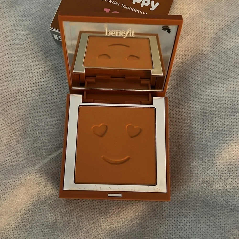 NIB Benefit Hello Happy Velvet Powder Foundation